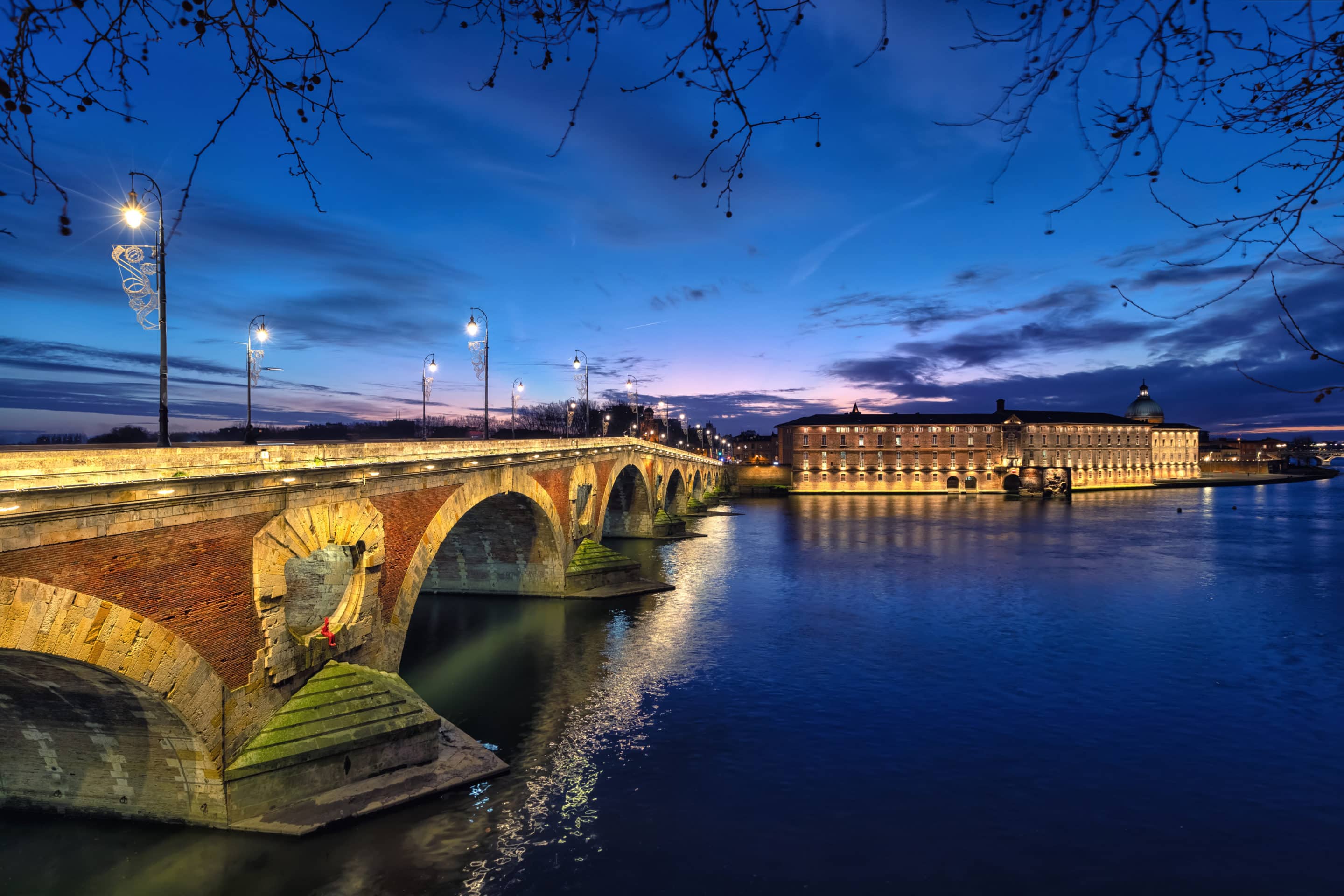 Pont Neuf and former building of hospital, Toulouse, France