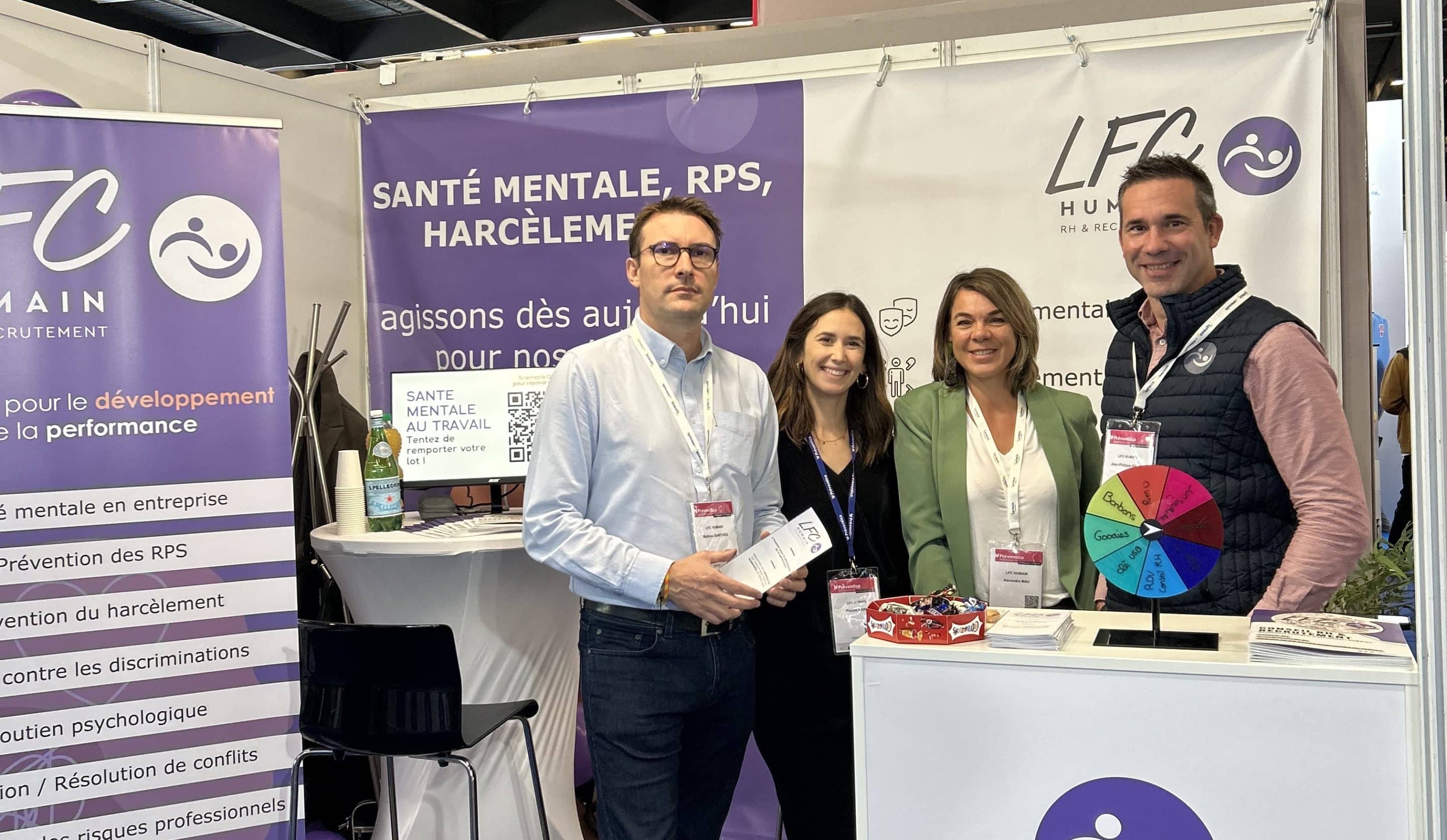 Stand santé mentale et harcèlement, quatre personnes présentes.