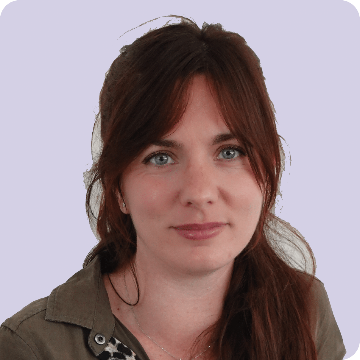 Femme souriante, fond violet, photo de portrait.