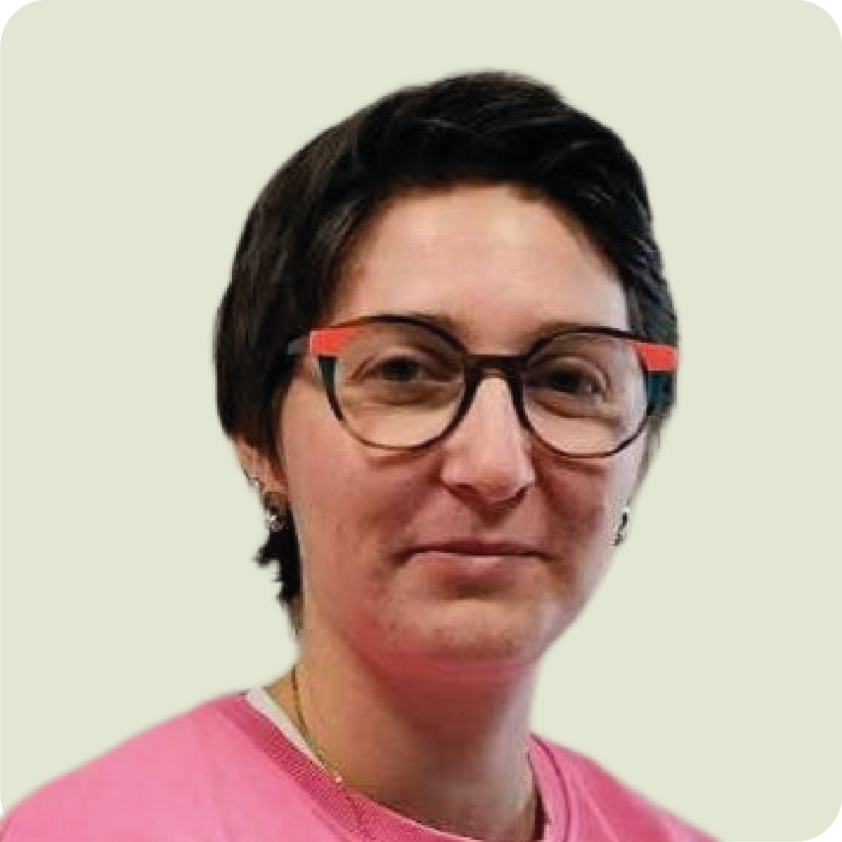 Personne avec des lunettes et un pull rose