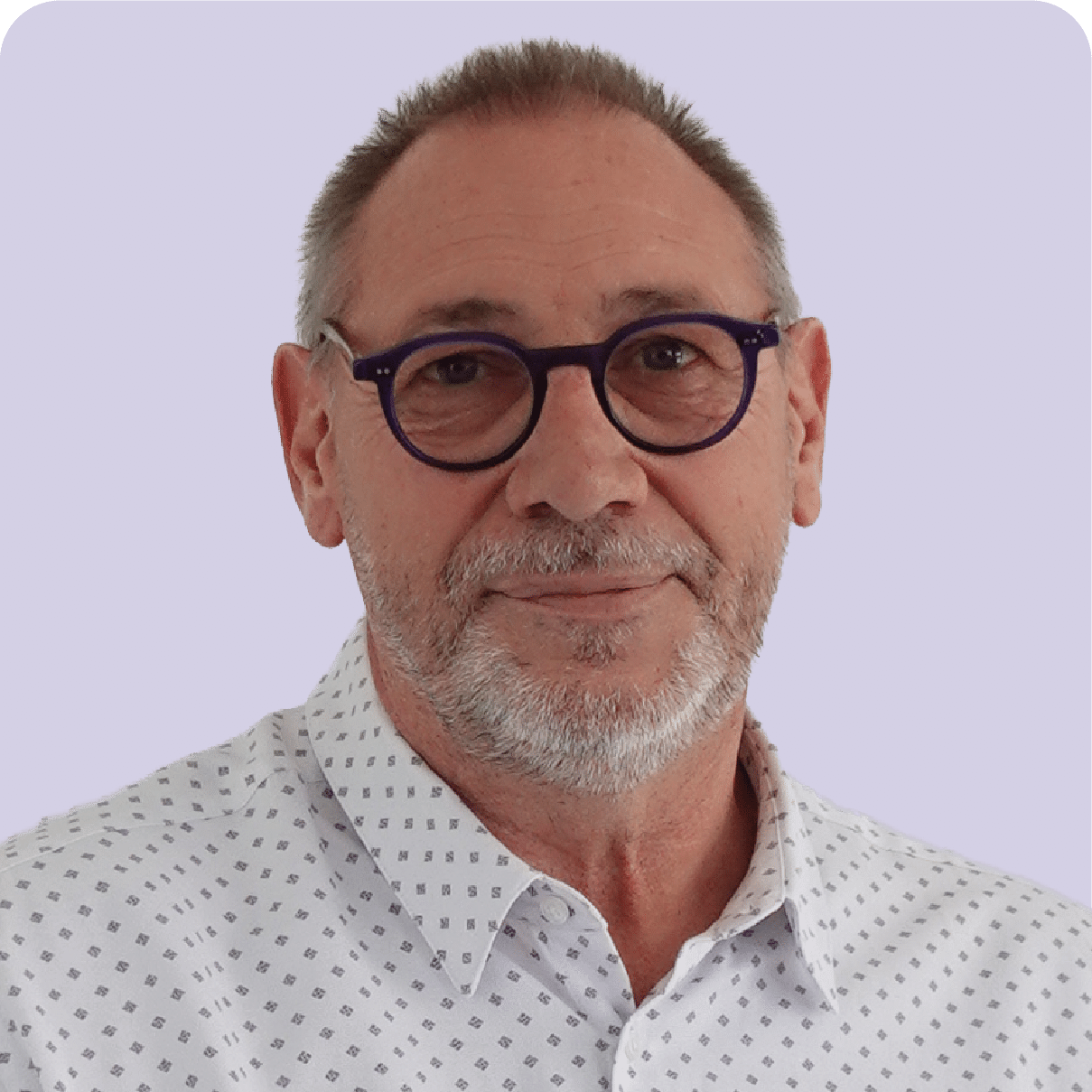 Homme avec lunettes sur fond violet.