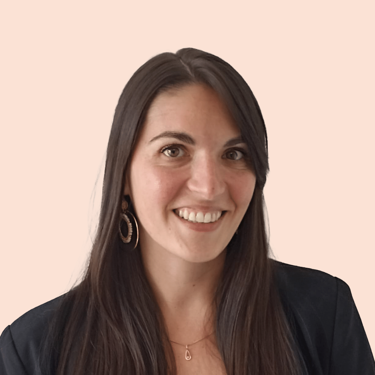 Femme souriante avec fond orange