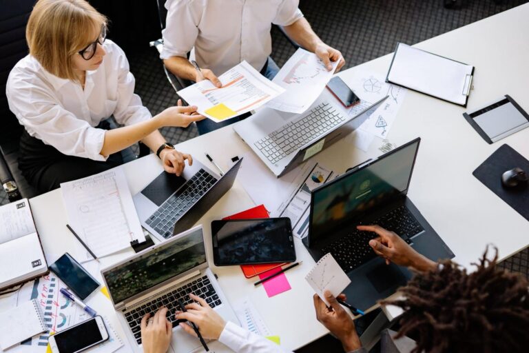Équipe analysant des documents RH et des indicateurs autour d'une table lors d'un audit de la fonction RH